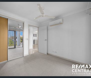 1 BEDROOM APARTMENT – CLOSE TO TRAIN STATION! - Photo 3