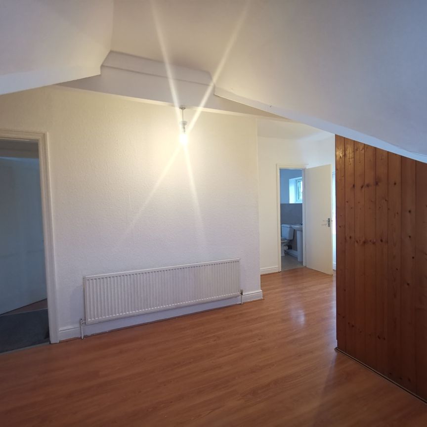 3 Bed Flat, Bentley Lane, LS6 - Photo 1