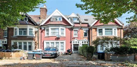 3 Bedroom, 2 bath, 1 reception Flat - Photo 3