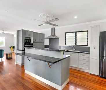 Spacious Upstairs Living - Utiilities All Included + garden mainten... - Photo 6