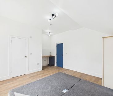 Ash Road, Aldershot, Hampshire, GU12 - Photo 4
