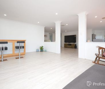 Grand Residence with Fully Ducted Reverse Cycle Air Conditioning - Photo 2