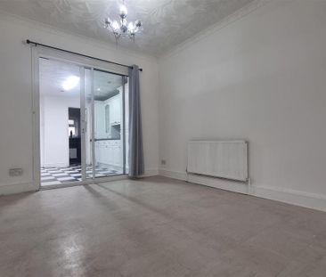 3 bedroom end of terrace house to rent - Photo 2