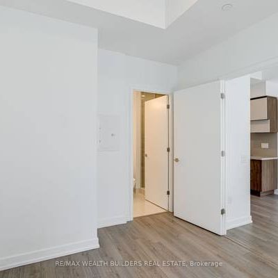 Feels brand new high ceilings yonge/eglinton! - Photo 4