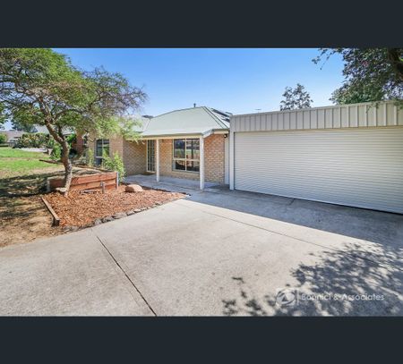 8 Flag Place, West Wodonga, Vic 3690 - Photo 2
