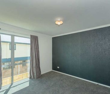 Spacious and sunny executive two bedroom apartments only a few minu... - Photo 2