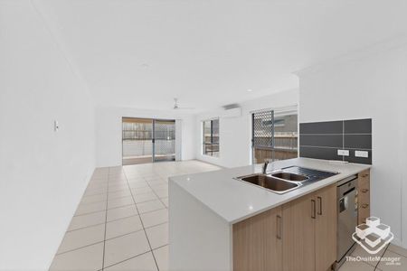 4 bedroom 2 level townhouse - Photo 3