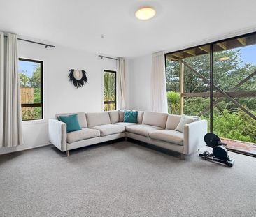 Sunny North Facing Architecturally Designed Home - Photo 4