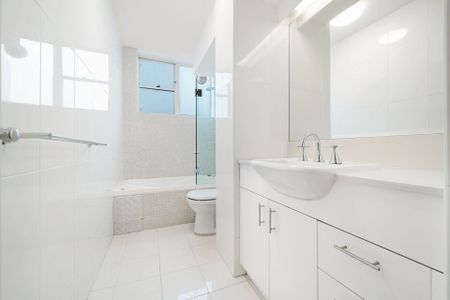 BEAUTIFULLY APPOINTED, SPACIOUS APARTMENT - Photo 4