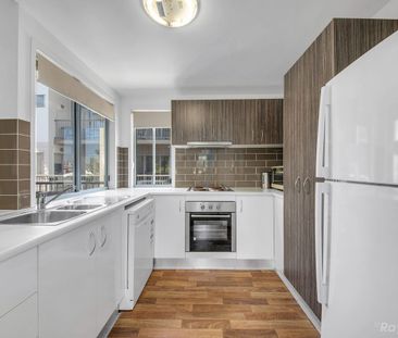 FURNISHED TOWNHOUSE - PREMIUM LOCATION & FINISHES! - Photo 4
