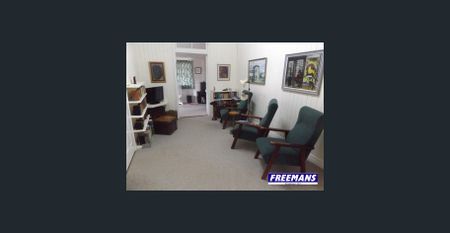 4 Bedroom, 2 Bathroom Home on 1,399 m² Block - Photo 2