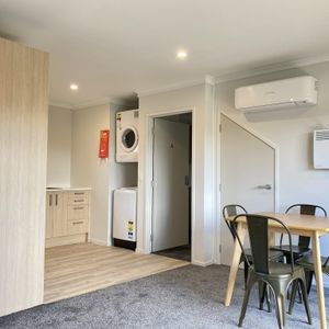 Modern 1-Bedroom Studio Room Available for Rent in Hamilton East – $270 per Week Discover comfortable and convenient living in this well-maintained studio room, located in the sought-after suburb of Hamilton East, 3216. - Photo 2