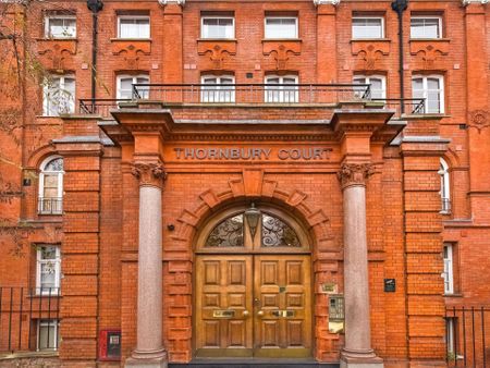 A bright two bedroom apartment on the first floor of a period building with a porter in the centre of Notting Hill - Photo 2