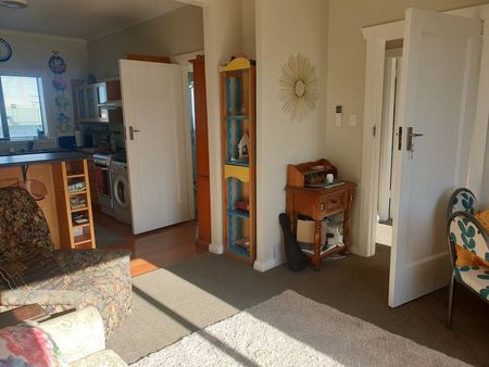 FULLY FURNISHED STYLISH 2 BEDROOM FLAT IN PETONE - Photo 3