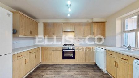 1 bedroom in a house share to rent - Photo 2