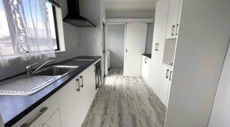 3 Bedroom house with sleepout - Photo 2