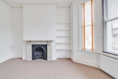 Families or maximum 2 sharers. A spacious and newly refurbished three double bedroom lower ground floor apartment. EPC rating D - Photo 2