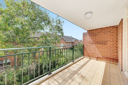 Newly Renovated & Spacious 2 Bedroom in North Sydney - Photo 5