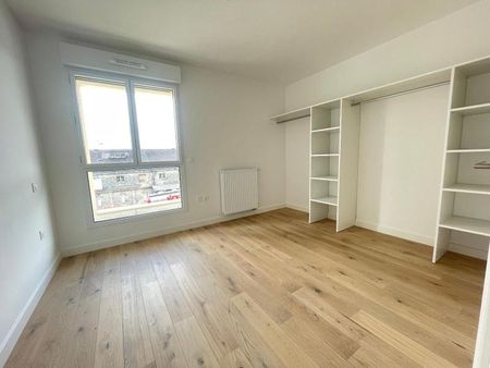 Location Appartement 3 pièces 80m² BORDEAUX 33800 - Photo 3