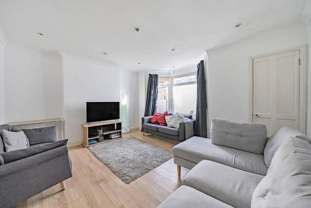 4 bedroom flat to rent - Photo 1