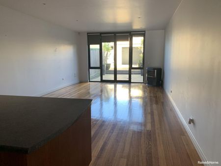 Perfectly located in Ascot Vale - Photo 2