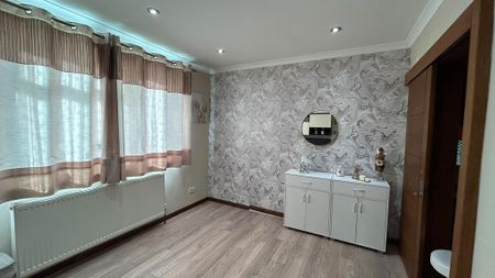 4 bedroom semi-detached house to rent - Photo 4