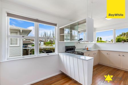 3 bedroom and 1 bathroom house in Glen Eden - Photo 4