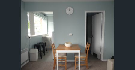 FURNISHED compact studio in popular WATERFRONT group - Photo 2