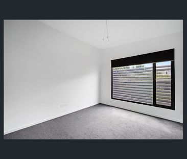 Stylish Architect-Designed Townhouse in Prime Location - Photo 3