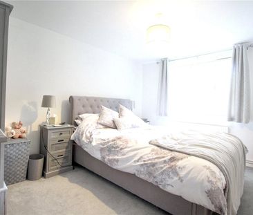 Lyndhurst Road, Fleet, Hampshire, GU51 - Photo 3