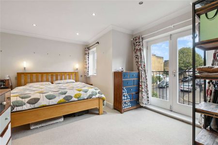 A stunning flat with its own street entrance, occupying the entire first and second floors - Photo 3