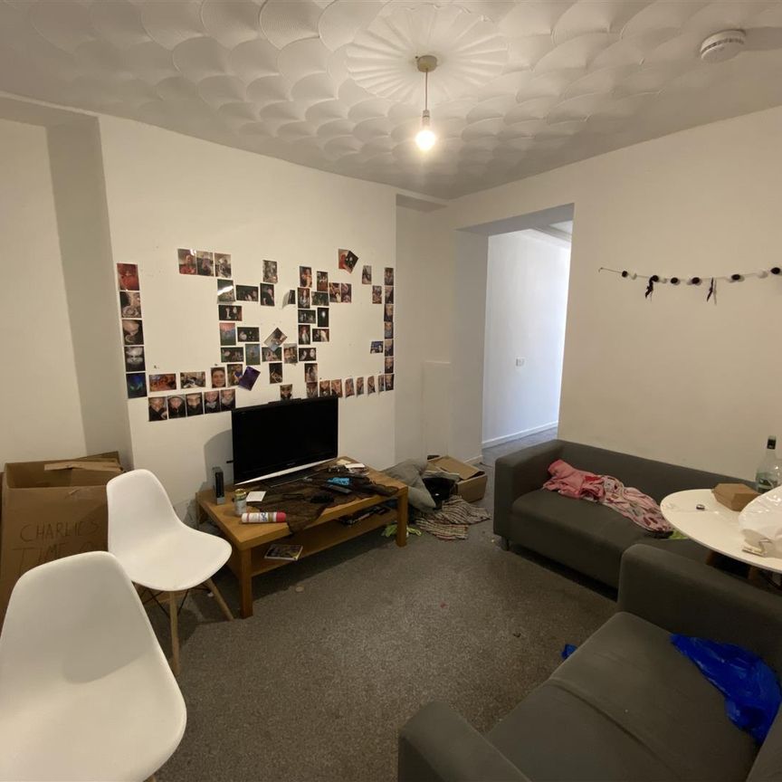Room For Rent Queen Street, Pontypridd - Photo 1