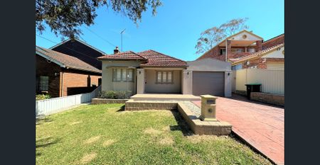 THREE-BEDROOM HOME IN A PRIME LOCATION - Photo 3