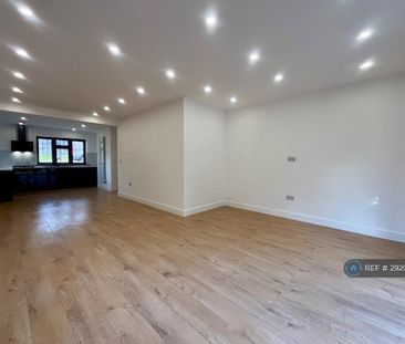 4 bedroom detached house to rent - Photo 3