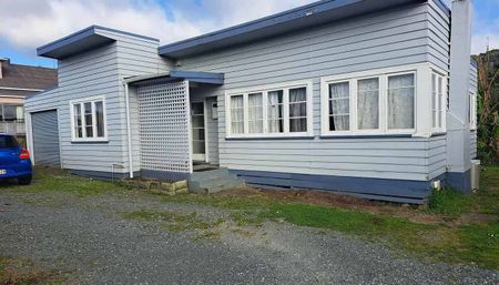 2 bedroom central with added storage rooms! - Photo 4