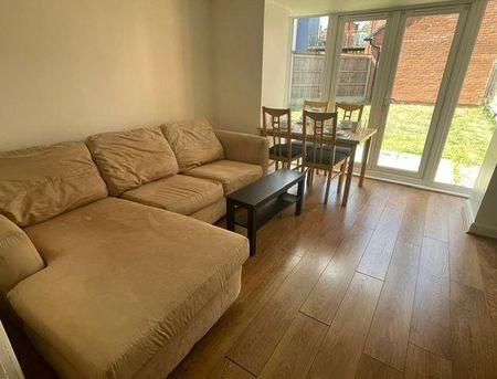 4 bedroom townhouse to rent - Photo 2