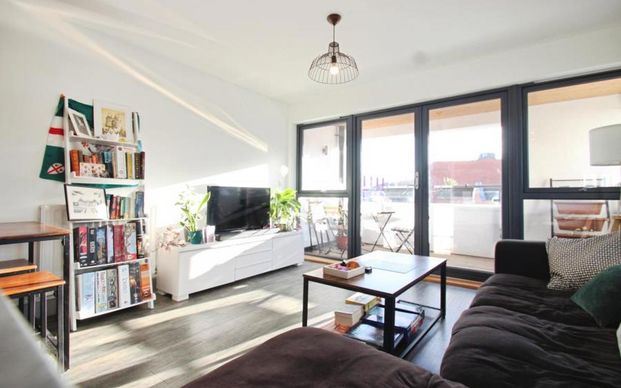 Ocean present this immaculate, light-filled two-bedroom appartment to let in Bristol’s sought-after Paintworks development, featuring an open-plan kitchen/reception with private balcony, en-suite master, second small double/office, two bathrooms, secure allocated parking, and excellent access to the city centre, Temple Meads and local riverside amenities. - Photo 1