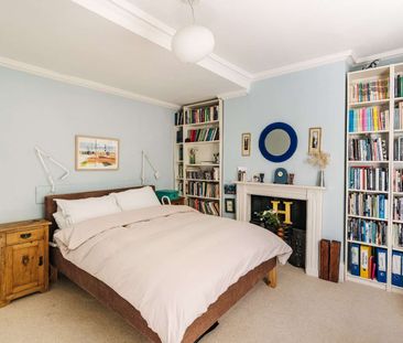 Elegant Grade II listed Georgian townhouse overlooking Lloyd Square. - Photo 3