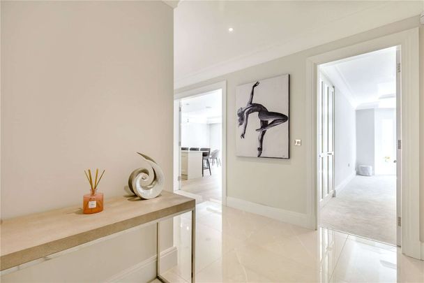 An exquisite two bedroom apartment situated on the ground floor of a unique boutique development, located not far from Sunningdale's station and shops. - Photo 1