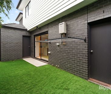 MODERN TOWNHOUSE! - Photo 3