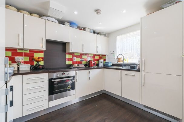 Terraced House to rent - Alcock Crescent, Dartford, DA1 - Photo 1