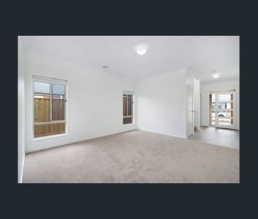 Modern Family Home in a Prime Officer Location - Photo 4