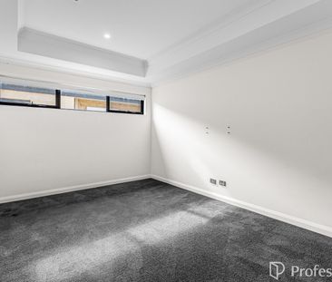 Modern comfort with room for everyone! - Photo 2