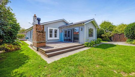 A super stylish home in a dress circle location - Photo 5