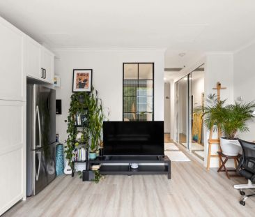 Bright & Modern 1-Bedroom in Unbeatable Location - Photo 1