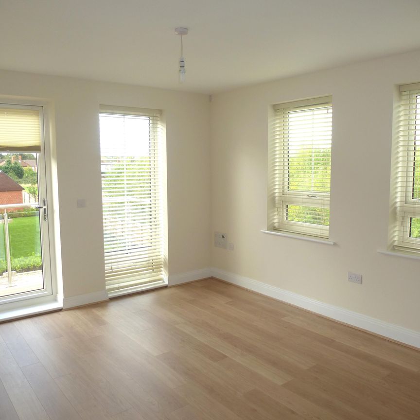 Kingfisher Drive, Maidenhead - Photo 1