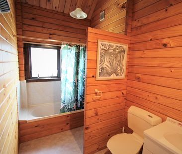 Sunny Two-Bedroom Home with Garage – Available 1 December - Photo 2