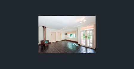 AMAZING 5-BED FAMILY HOME BOASTING SPACE, VALUE AND LOCATION - Photo 3