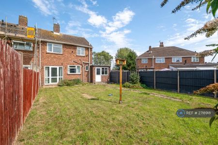 3 bedroom semi-detached house to rent - Photo 4