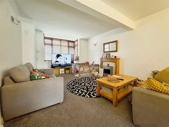 4 bedroom semi-detached house to rent - Photo 1